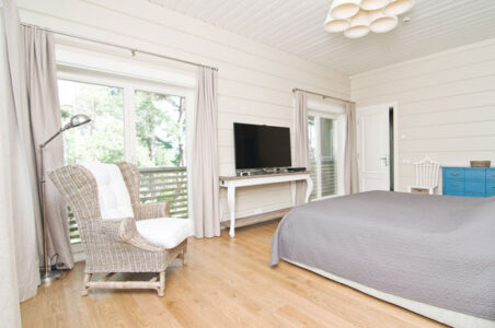 6 Refreshing Window Treatments for Your Bedroom Image